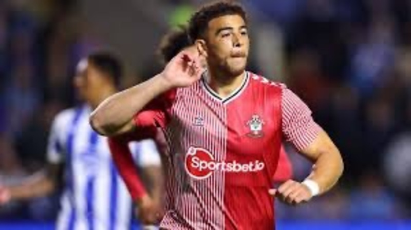 Che Adams sở hữu tầm nhìn chiến thuật sắc bén 